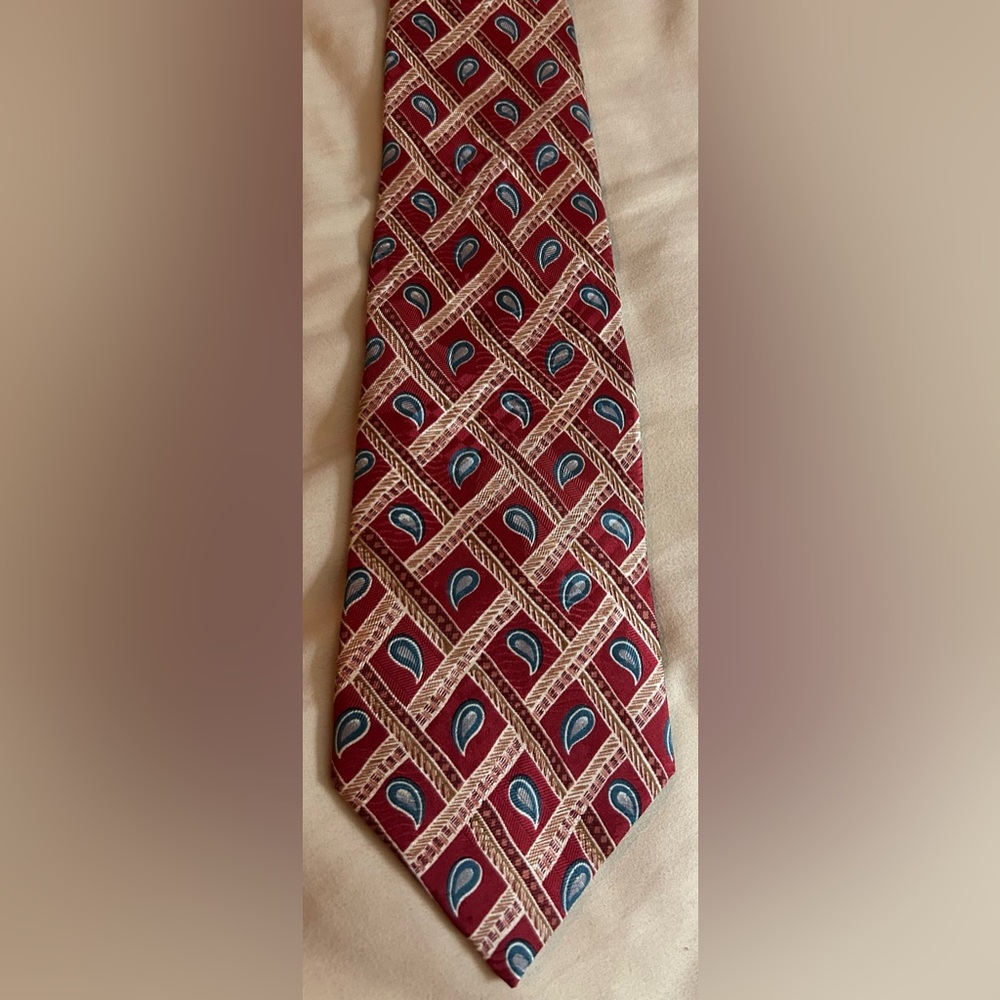 Villa Bugatti tie. EUC.